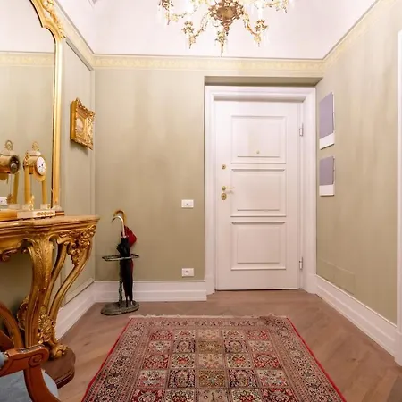 Spanish Steps Luxury Daire